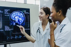 2 female doctors analysing a brain scan