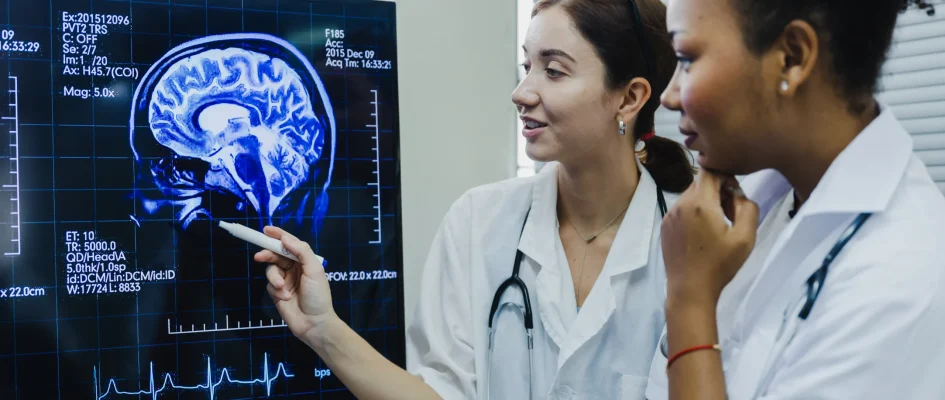 2 female doctors analysing a brain scan