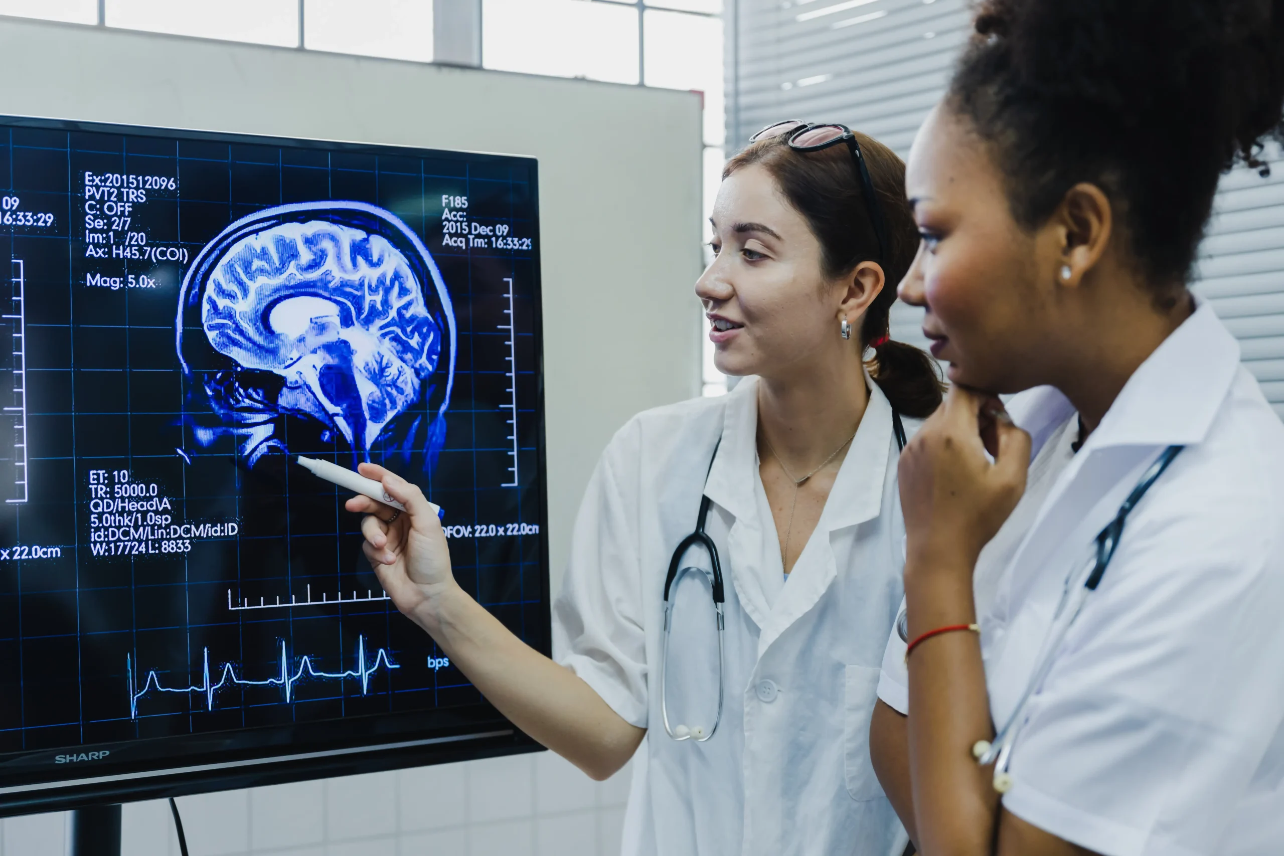 2 female doctors analysing a brain scan