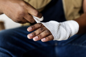 Wrapping a hand in gauze Wrapping a hand in gauze