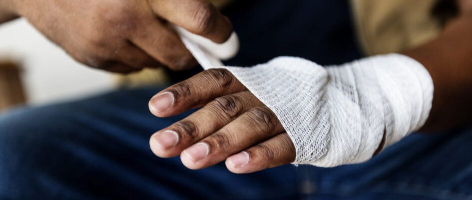 Wrapping a hand in gauze Wrapping a hand in gauze