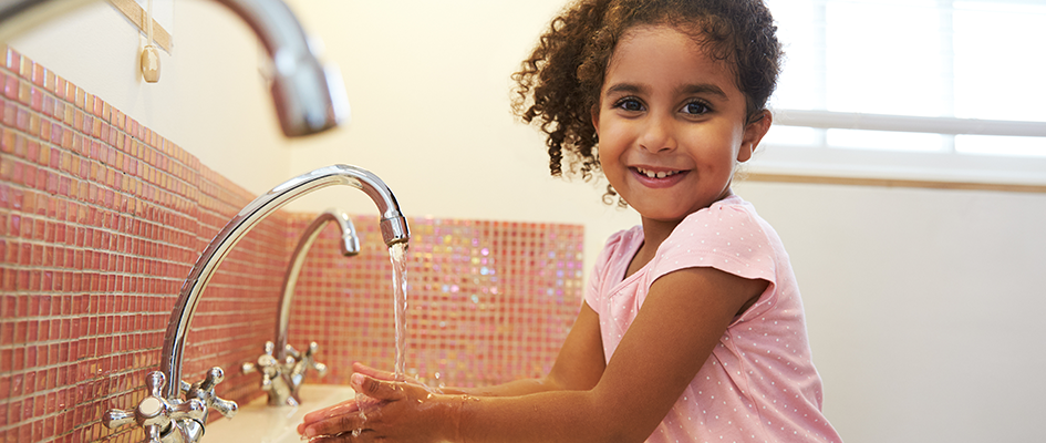 child hand washing by the tap